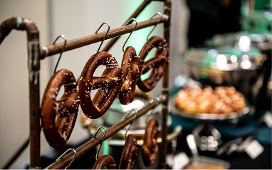 Bretzels et snacks alsaciens lors d'un apéritif traiteur